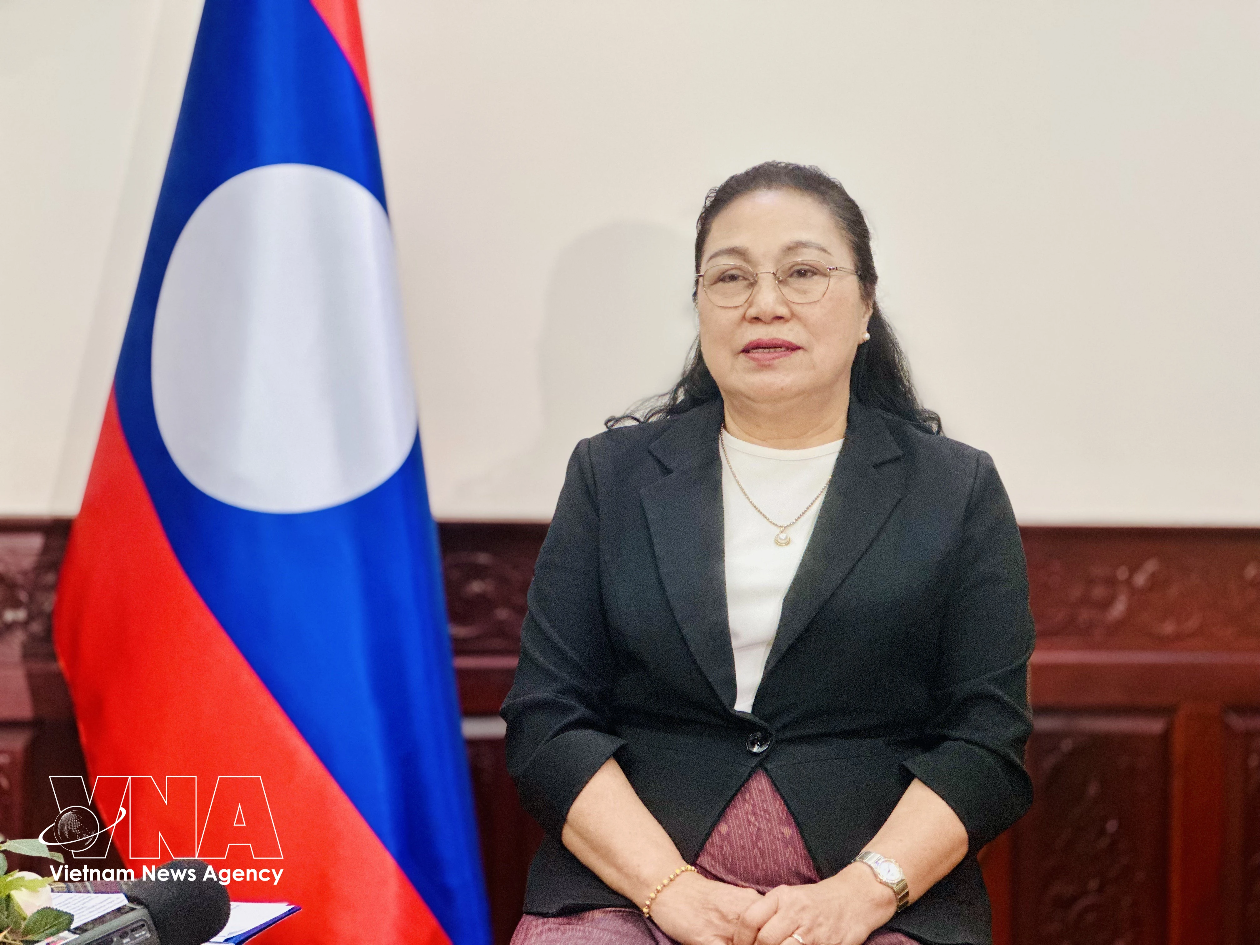 La embajadora de Laos en Vietnam, Khamphao Ernthavanh, en una entrevista concedida a la Agencia Vietnamita de Noticias. (Foto: VNA)