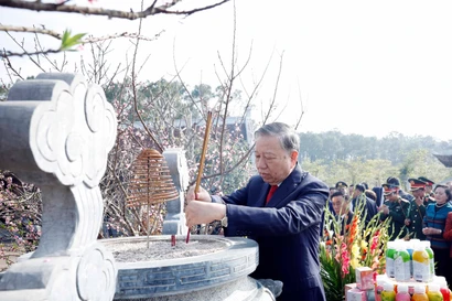 El secretario general del PCV, To Lam, rinde homenaje al Presidente Ho Chi Minh en el templo Chung Son (Foto: VNA)