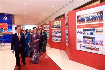 El viceprimer ministro Bui Thanh Son y delegados visitan una exposición fotográfica sobre los logros del Comité del Partido en el Gobierno (Foto: VNA)