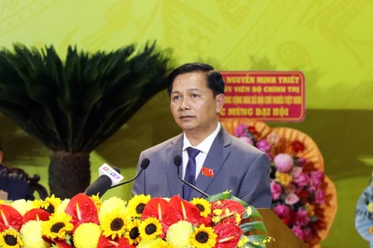 El secretario del Comité del Partido en Vinh Long para el mandato 2025-2030, Tran Van Lau, interviene en la cita (Foto: VNA)
