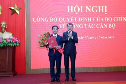 El miembro del Buró Político, secretario del Comité Central del PCV y jefe de su Comisión de Organización, Le Minh Hung (derecha), entrega la decisión a Nguyen Van Phuong (Foto: VNA)