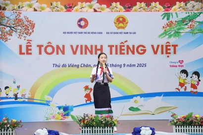 Una estudiante de la escuela bilingüe lao-vietnamita Nguyen Du participa en un concurso de narración de cuentos en vietnamita. (Foto: VNA)