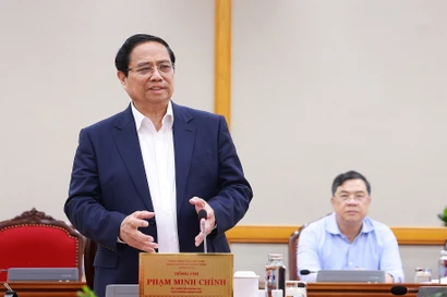 El primer ministro Pham Minh Chinh trabaja con el buró ejecutivo del Comité del Partido en la provincia de An Giang (Foto: VNA)