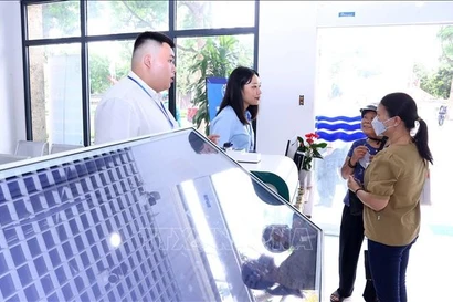 Funcionarios del barrio de Tay Ho, Hanoi, guían a las personas a realizar los trámites administrativos (Foto: VNA)