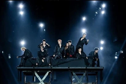 Una actuación en el programa "Anh trai vuot ngan chong gai" (Call me by fire) (Foto: tuoitre.vn)