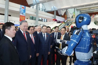 El secretario general del Partido Comunista de Vietnam, To Lam, visita una exposición del Gobierno sobre los logros en ciencia, tecnología, innovación y transformación digital. (Foto: VNA)