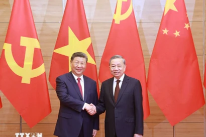 El secretario general del Partido Comunista de Vietnam, To Lam (derecha), se reúne con el secretario general del Partido Comunista de China y presidente de ese país, Xi Jinping (Foto: VNA)