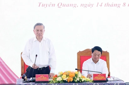 El secretario general del Partido Comunista de Vietnam, To Lam, trabaja con el Comité partidista de Tuyen Quang (Foto: VNA)