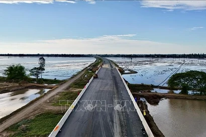 El tramo de la autopista Chau Doc - Can Tho - Soc Trang que pasa por la provincia de An Giang está tomando forma gradualmente, abriendo nuevas oportunidades de desarrollo para la localidad (Foto: VNA)