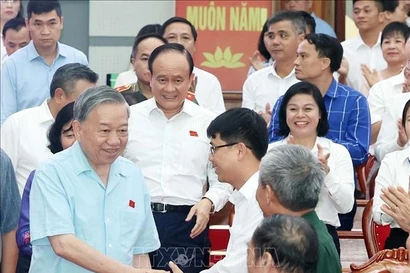 El secretario general del Partido Comunista de Vietnam, To Lam, saluda a los delegados (Foto: VNA)