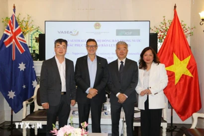 Andrew Goledzinowski (segundo desde la izquierda), exembajador de Australia en Vietnam, siempre se esfuerza por promover el desarrollo positivo de las relaciones bilaterales (Foto: VNA)