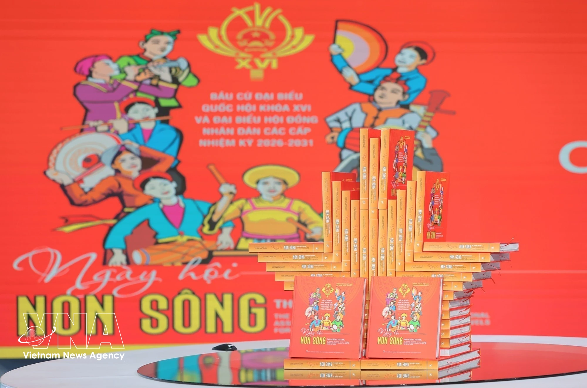 La Editorial de la Agencia Vietnamita de Noticias presenta en Hanoi el libro fotográfico bilingüe sobre las elecciones parlamentarias. (Foto: VNA)