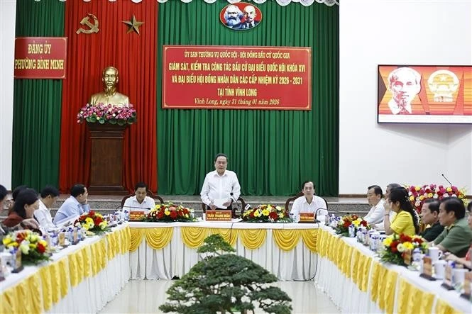 El presidente de la Asamblea Nacional de Vietnam, Tran Thanh Man, trabaja con el Comité Electoral de la provincia de Vinh Long. (Foto: VNA)