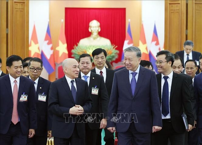 El secretario general del Partido Comunista To Lam y el rey de Camboya, Norodom Sihamoni. durante la visita de Estado del último a Vietnam, el 28 de noviembre de 2024. (Foto: VNA)