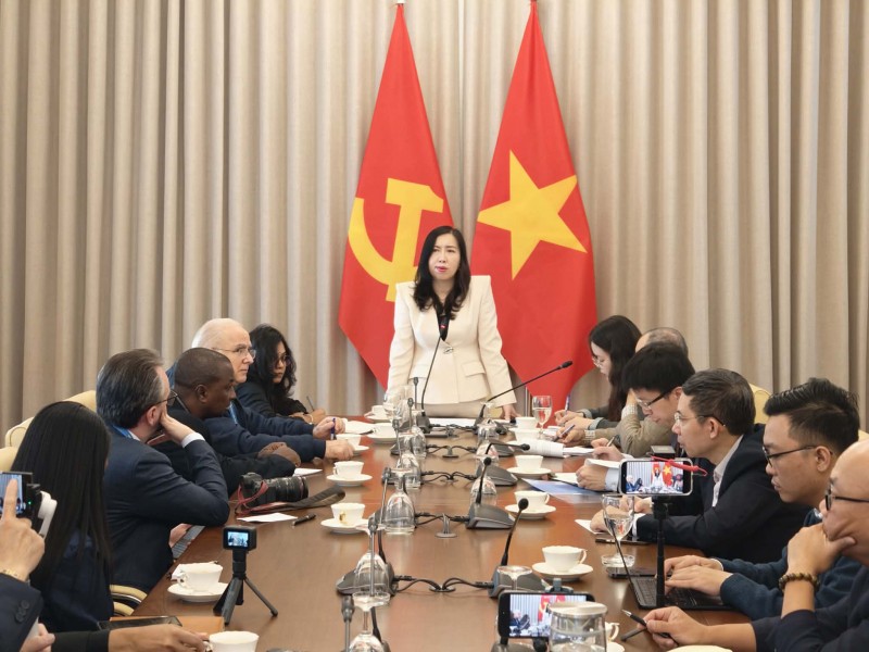 La viceministra de Relaciones Exteriores, Le Thi Thu Hang, da la bienvenida a los periodistas y les informa sobre algunos de los logros recientes de Vietnam. (Foto: Ministerio de Relaciones Exteriores)