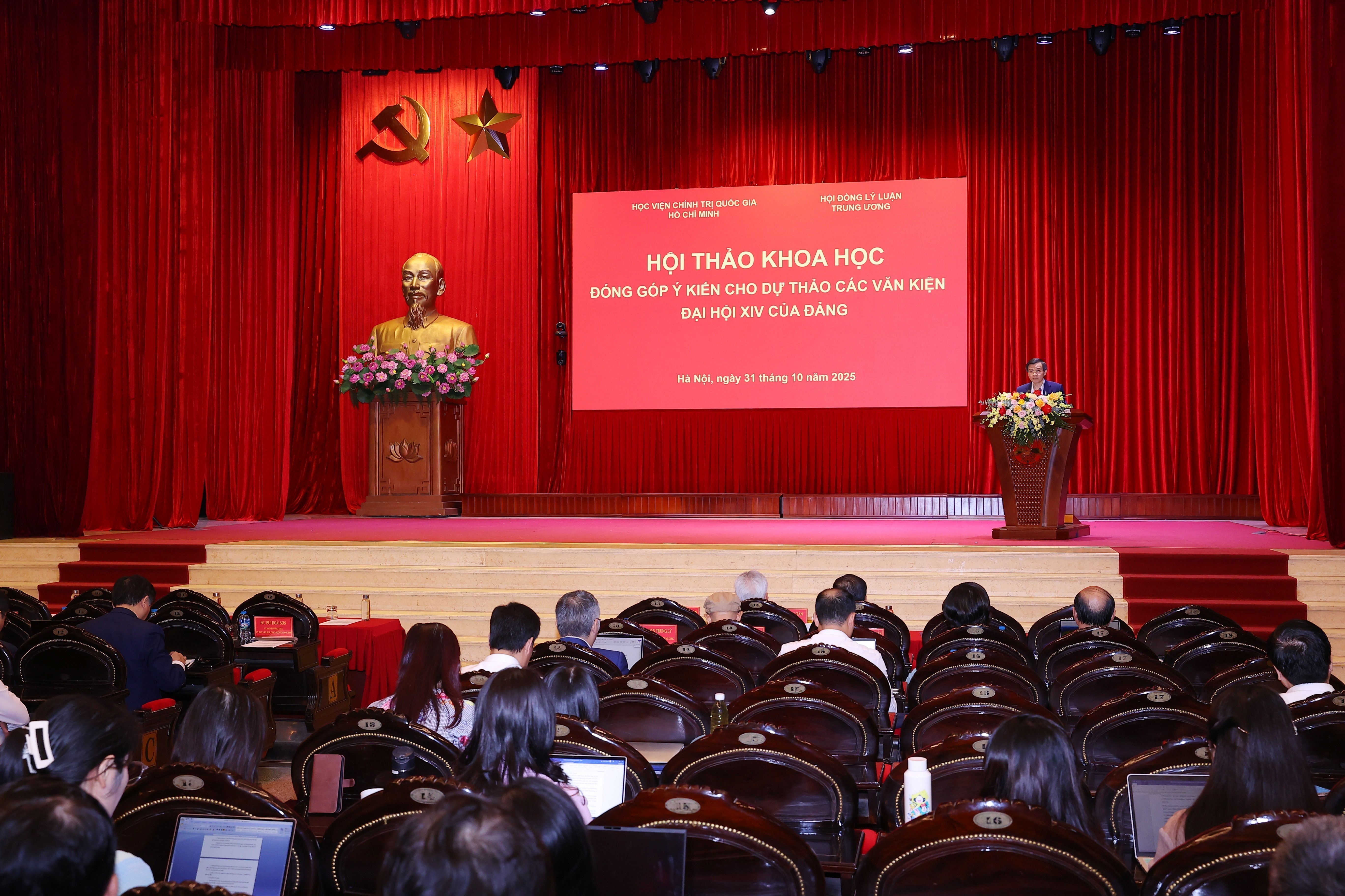 El 31 de octubre de 2025, en Hanoi, la Academia Nacional de Política Ho Chi Minh, en coordinación con el Consejo Teórico Central, organizó una conferencia científica sobre la contribución de opiniones a los documentos del XIV Congreso del Partido. (Foto: VNA)