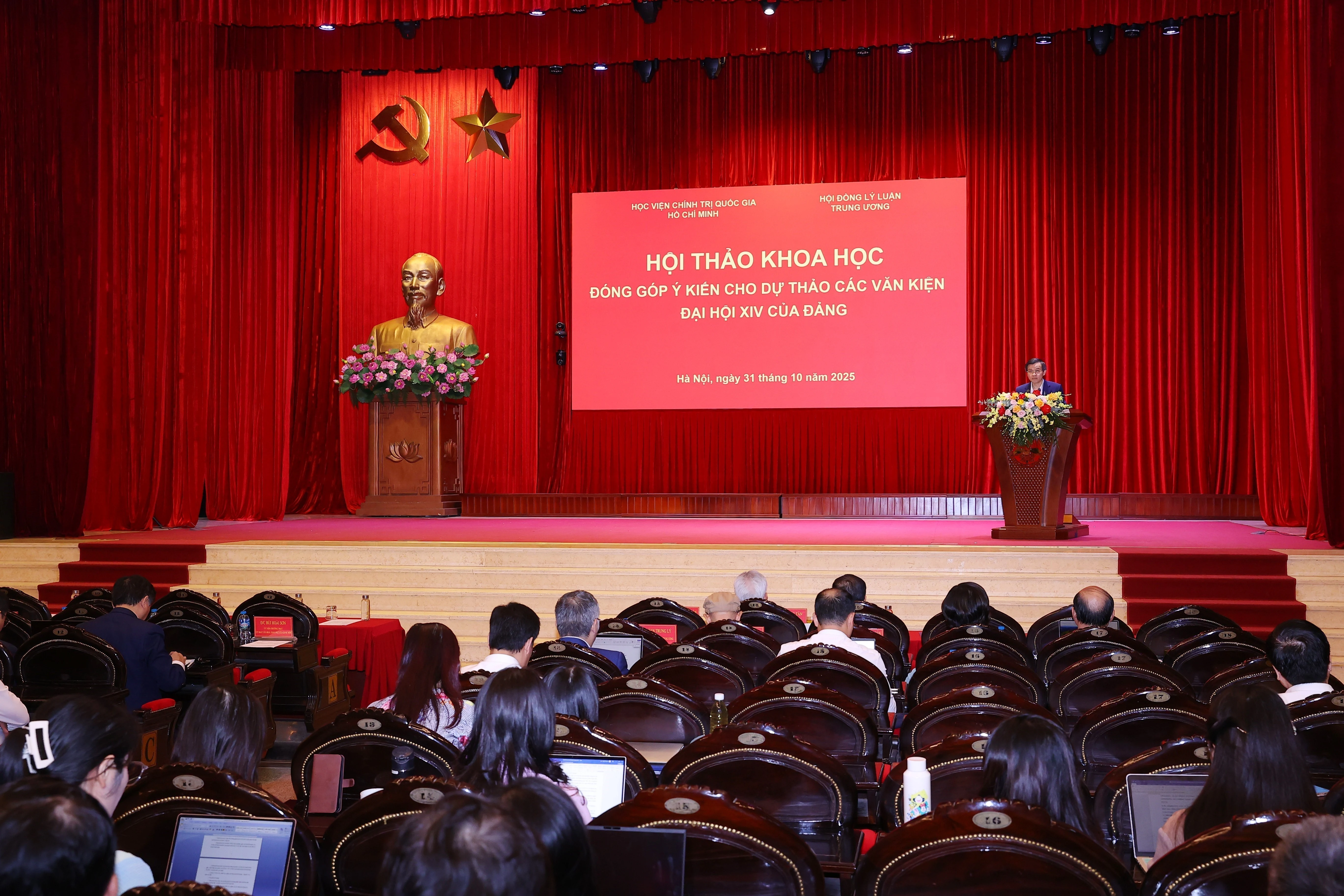El 31 de octubre de 2025, en Hanoi, la Academia Nacional de Política Ho Chi Minh, en coordinación con el Consejo Teórico Central, organizó una conferencia científica sobre la contribución de opiniones a los documentos del XIV Congreso del Partido. (Foto: VNA)