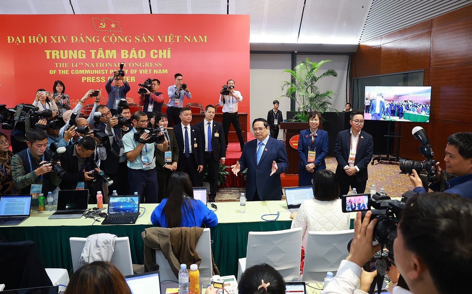El primer ministro Pham Minh Chinh visita el Centro de Prensa del XIV Congreso Nacional del Partido Comunista de Vietnam. (Foto: VNA)