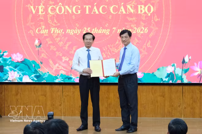 Do Thanh Binh (izquierda) fue nombrado secretario del Comité del Partido de Can Tho (Fuente: VNA)