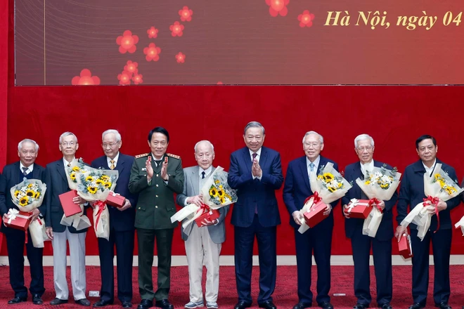 El secretario general To Lam (cuarto desde la derecha) en la cita (Fuente: VNA)