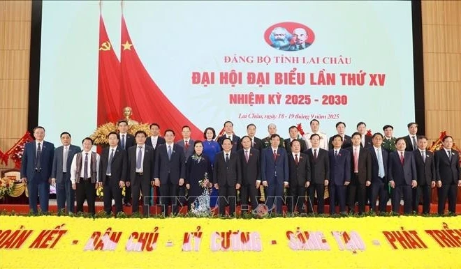 El general Trinh Van Quyet, secretario del Comité Central del Partido Comunista de Vietnam (PCV) y jefe del Departamento General de Política del Ejército Popular, posa para una foto de grupo con los líderes de la provincia de Lai Chau. (Foto: VNA)