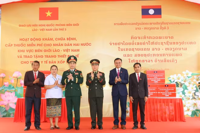 El viceprimer ministro y titular de Defensa vietnamita, general Phan Van Giang y su homólogo laosiano, el general Khamliang Outhakaysone, participan en una actividad en el marco del evento (Fuente: Periódico Tin Tuc va Dan toc)