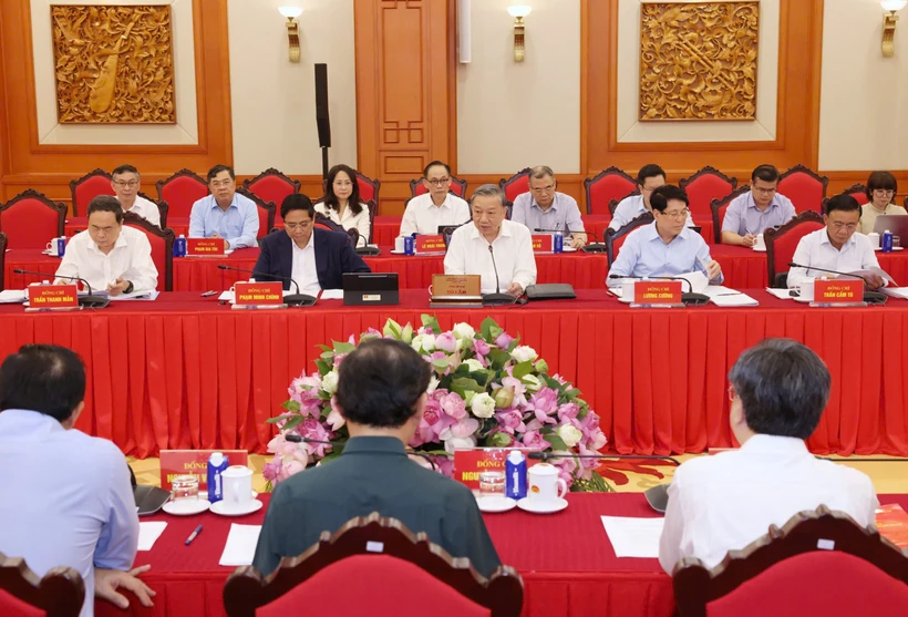 Entre los líderes clave del Partido y del Estado se incluyen el Secretario General del Partido, el Presidente del Estado, el Primer Ministro, el Presidente de la Asamblea Nacional y el Miembro Permanente del Secretariado del Comité Central del Partido (Foto: dangcongsan.vn)