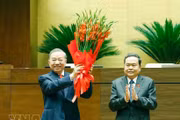 El presidente de la Asamblea Nacional, Tran Thanh Man (derecha), entrega flores para felicitar al secretario general del Partido y presidente del Estado, To Lam. (Foto: VNA)