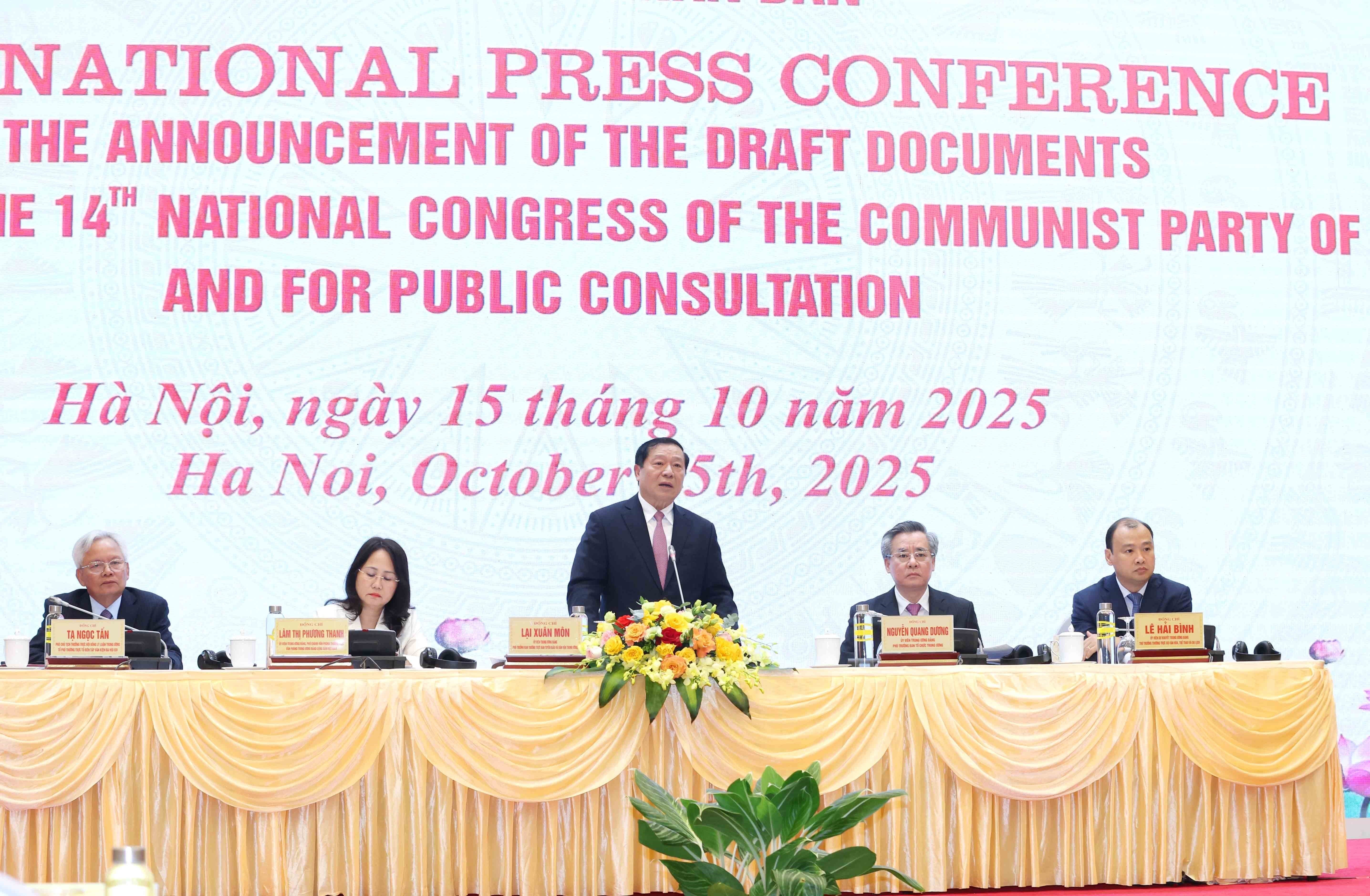 El subjefe permanente de la Comisión de Propaganda y Educación del Comité Central del PCV, Lai Xuan Mon, habla en el evento (Fuente: VNA)