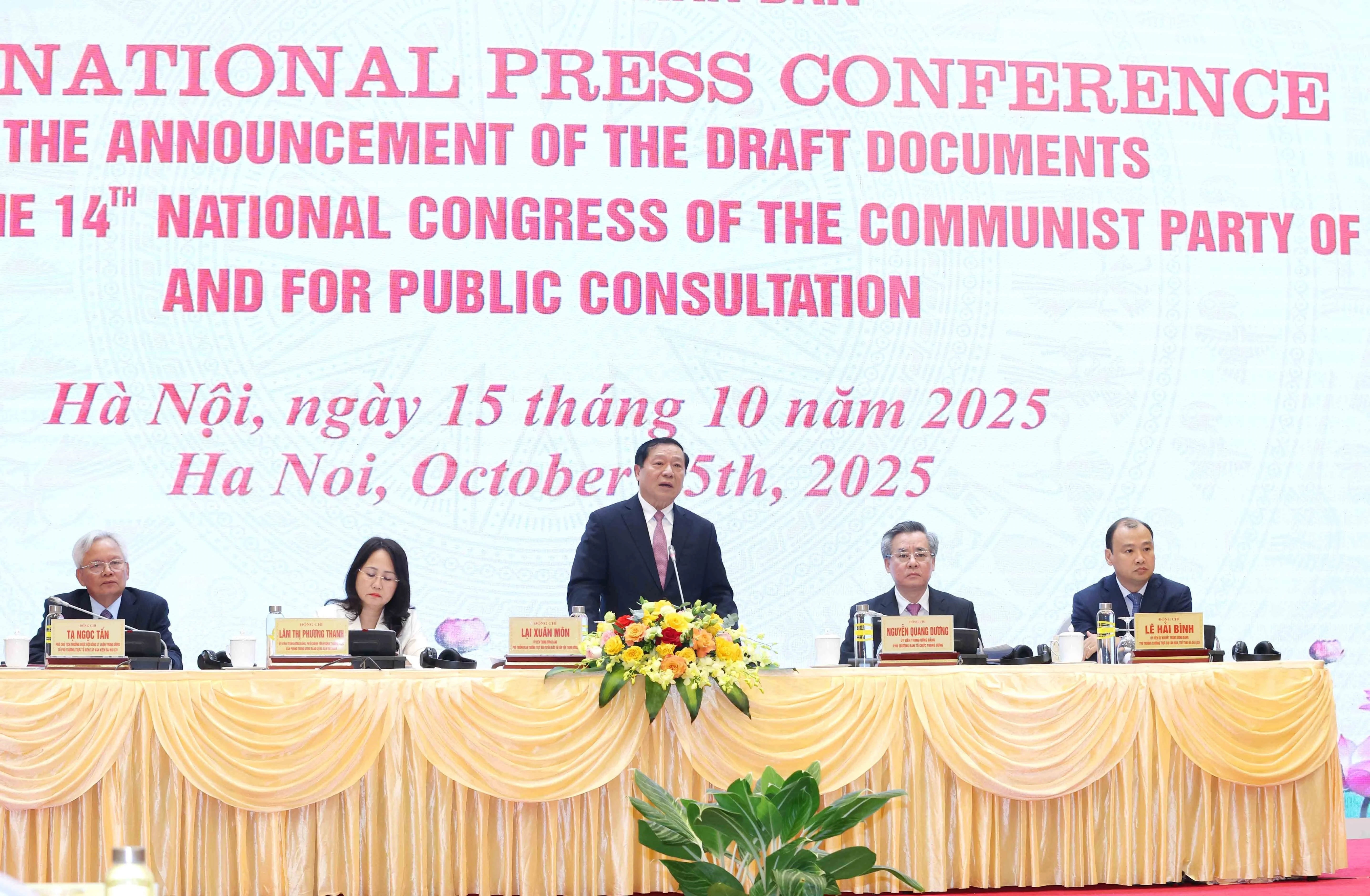 El subjefe permanente de la Comisión de Propaganda y Educación del Comité Central del PCV, Lai Xuan Mon, habla en el evento (Fuente: VNA)