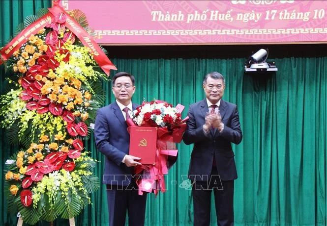 Le Minh Hung, miembro del Buró Político, secretario del Comité Central del PCV y jefe de su Comisión de Organización felicaita a Nguyen Dinh Trung (Fuente: VNA)