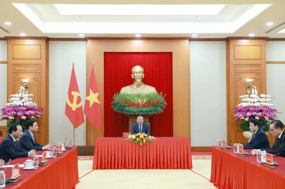 El secretario general del Partido, To Lam, mantiene la conversación telefónica con el presidente ruso, Vladimir Putin, el 24 de enero. (Foto: VNA)