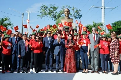 El primer ministro vietnamita, Pham Minh Chinh, participó en la ceremonia de renovación y colocación de ofrenda floral en el Monumento al Presidente Ho Chi Minh en la capital Santo Domingo, República Dominicana. (Fuente: VNA)