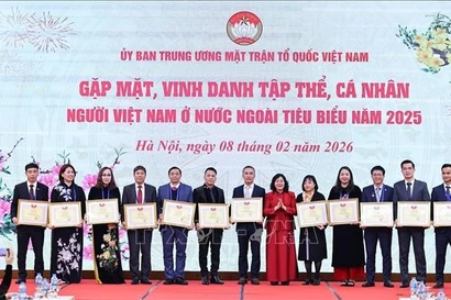 La presidenta del FPV, Bui Thi Minh Hoai, entrega los certificados de reconocimiento a los colectivos ejemplares (Foto: VNA)