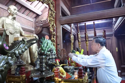 El secretario general del Partido Comunista de Vietnam, To Lam, rindió hoy homenaje al Presidente Ho Chi Minh y a los precursores revolucionarios. (Foto: VNA)