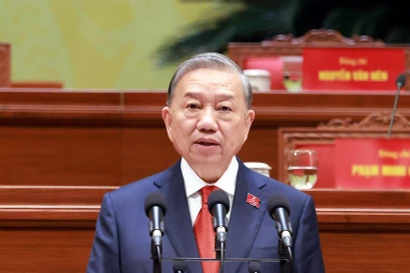 El secretario general To Lam, en representación del Comité Central del Partido Comunista de Vietnam del XIV mandato, pronuncia un discurso. (Foto: VNA)