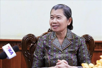 La vicepresidenta del Partido Popular de Camboya (CPP) y asesora principal del Rey de Camboya, Samdech Kittisangha Bundit Men Sam An, concede una entrevista a la VNA sobre el XIV Congreso del Partido Comunista de Vietnam. (Foto: VNA)