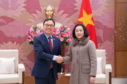 La vicepresidenta de la Asamblea Nacional de Vietnam, Nguyen Thi Thanh, y el embajador de Corea del Sur en Hanoi, Choi Young Sam. (Foto: VNA)