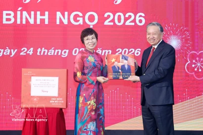 La directora general de la VNA, Vu Viet Trang, obsequia al secretario general To Lam un libro fotográfico realizado por reporteros de la agencia. Foto: VNA