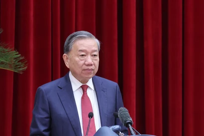El secretario general To Lam pronuncia un discurso de apertura en el 14 pleno del Comité Central del Partido Comunista de Vietnam del XIII mandato. (Foto: VNA)