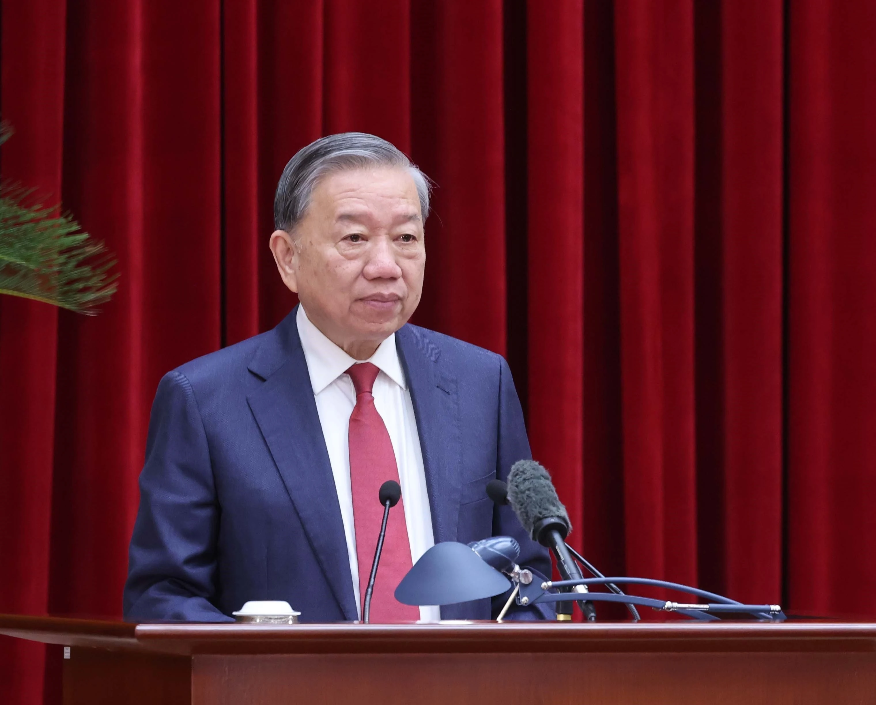 El secretario general To Lam pronuncia un discurso de apertura en el 14 pleno del Comité Central del Partido Comunista de Vietnam del XIII mandato. (Foto: VNA)