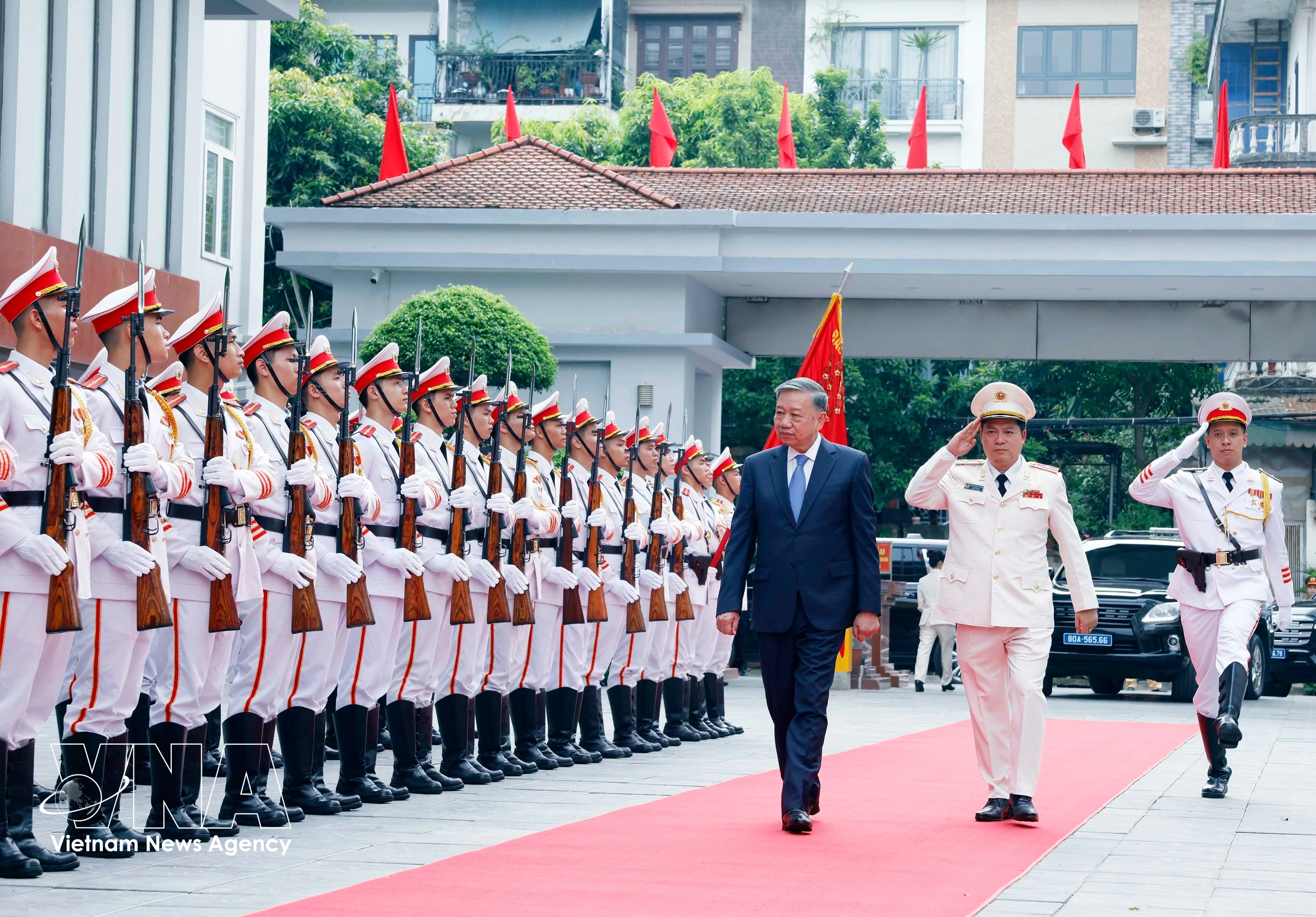 El secretario general del Partido y presidente del Estado, To Lam, pasa revista a la guardia de honor de la Seguridad Pública Popular. (Foto: VNA) 