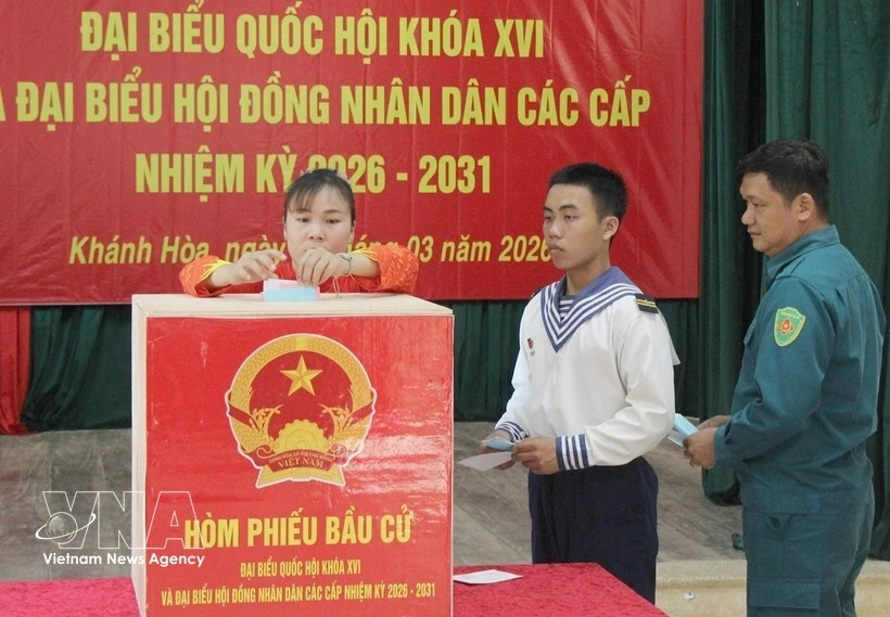 Los votantes de la zona especial de Truong Sa emiten sus votos para elegir a los diputados de la XVI Asamblea Nacional y los Consejos Populares de todos los niveles para el período 2026-2031. (Foto: VNA)