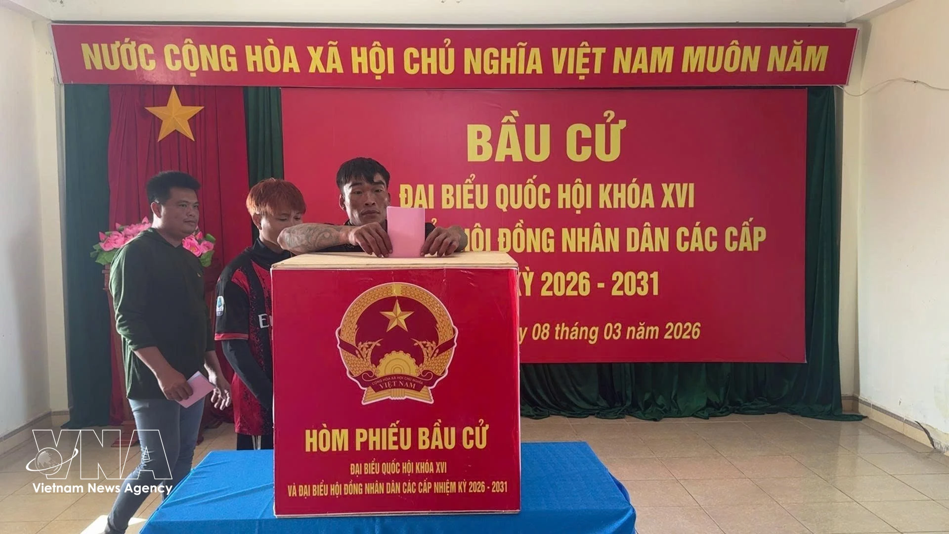 Pescadores emiten su voto en el colegio electoral de Da Le, zona especial de Truong Sa, provincia de Khanh Hoa. Foto: VNA.