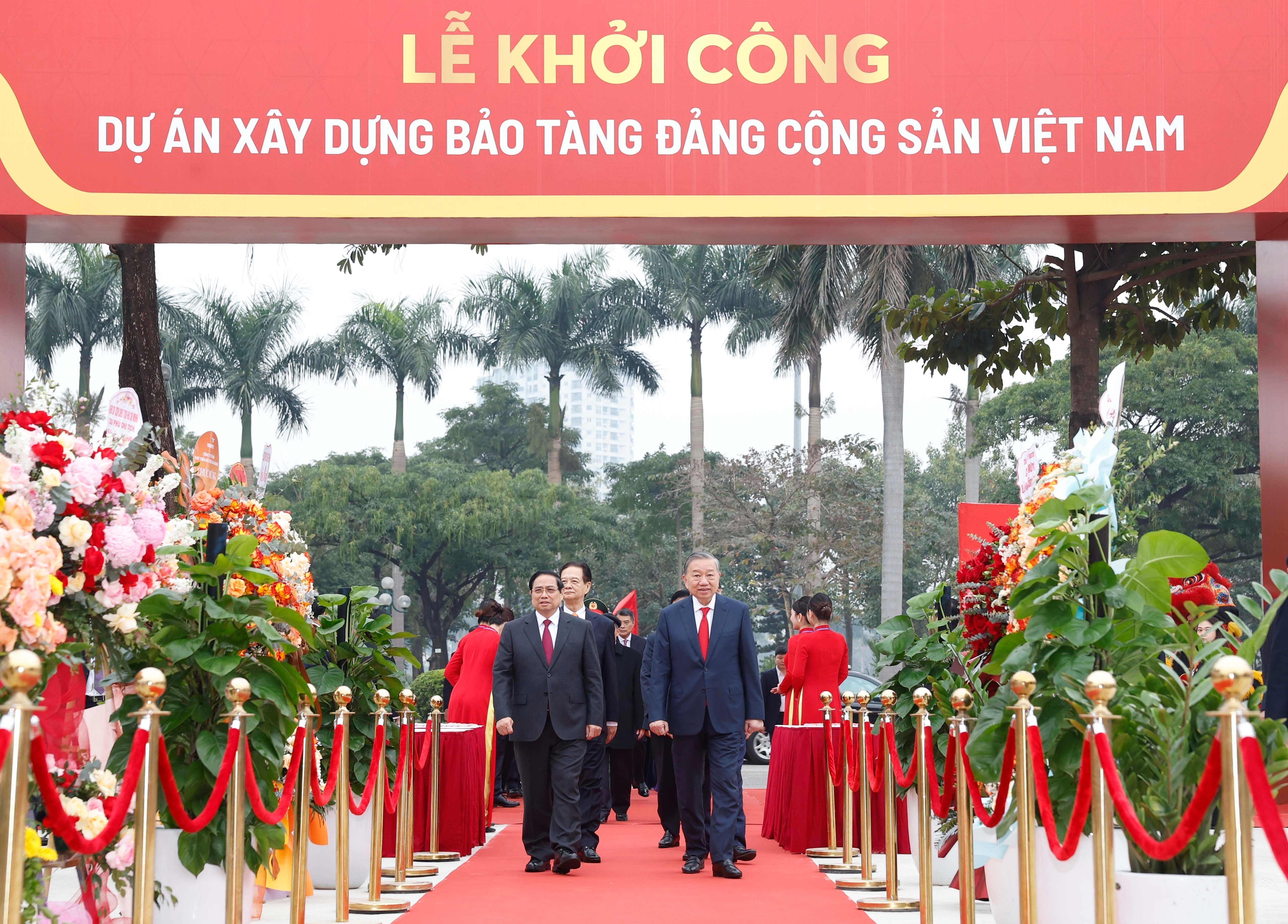 El secretario general del Partido Comunista de Vietnam, To Lam, el primer ministro Pham Minh Chinh y delegados en el evento. (Fuente: VNA)