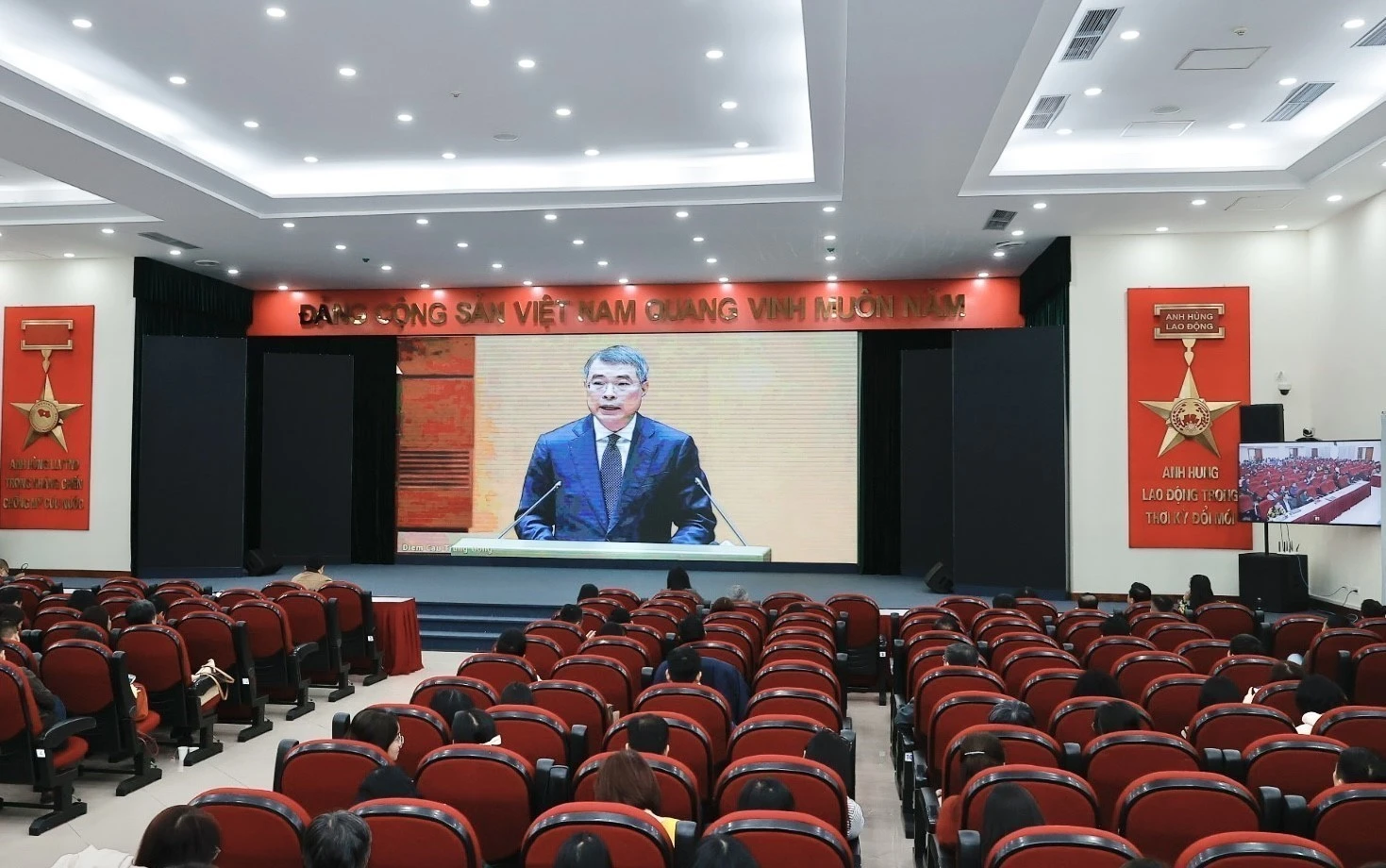 Le Minh Hung, miembro del Buró Político, secretario del Comité Central y jefe de su Comisión de Organización, habla en el evento. (Fuente: VNA)