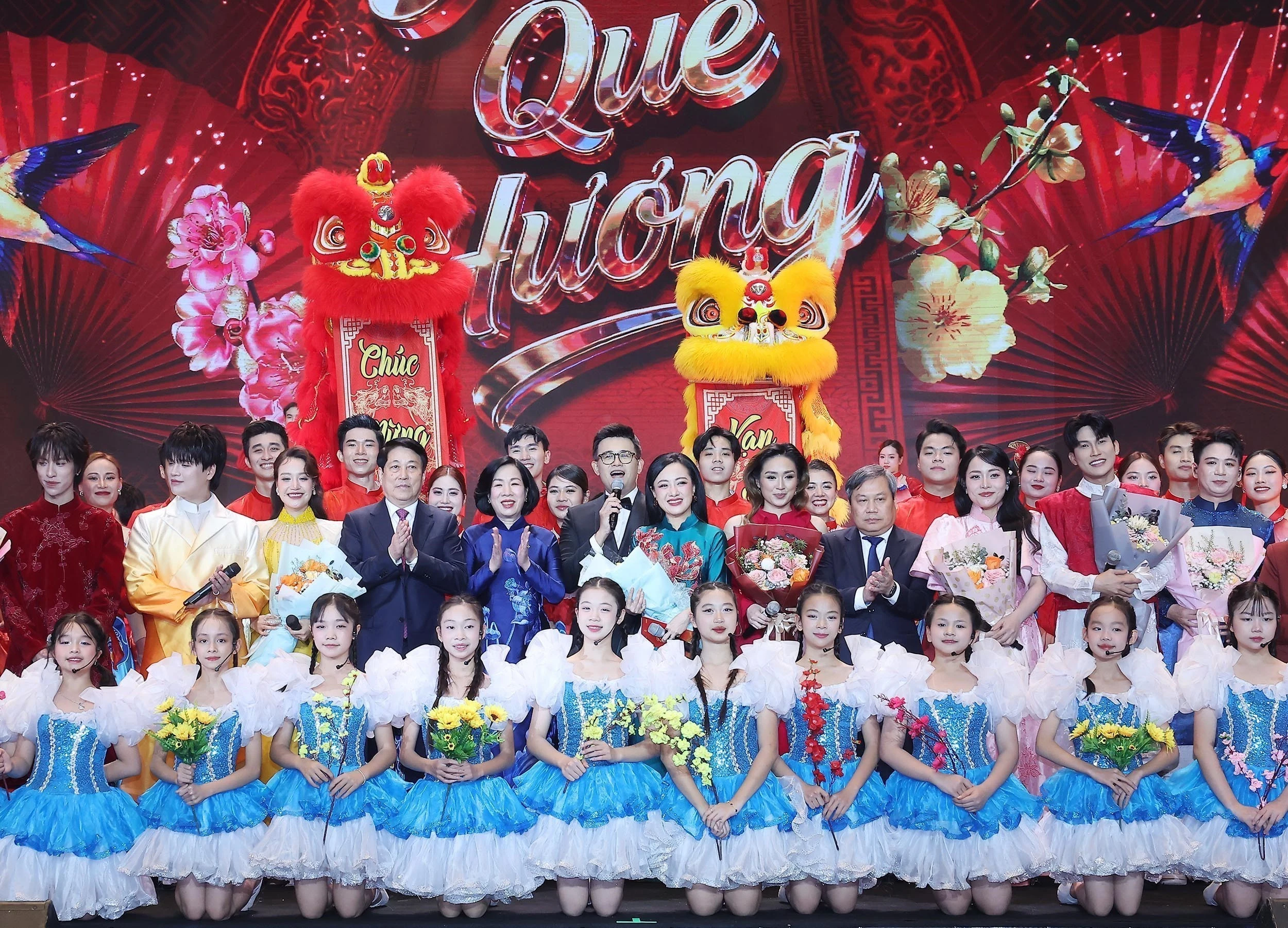 El presidente Luong Cuong, su esposa y delegados en el Programa Especial de Arte de la Patria de Primavera 2026. (Foto: VNA)