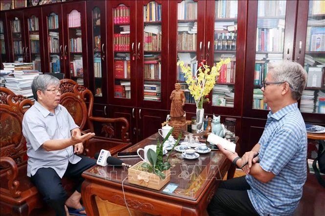 El profesor asociado Ha Minh Hong, vicepresidente de la Asociación de Ciencias Históricas de Ciudad Ho Chi Minh, en la entrevista sobre el tema con reportero de la Agencia Vietnamita de Noticias. (Fuente: VNA)
