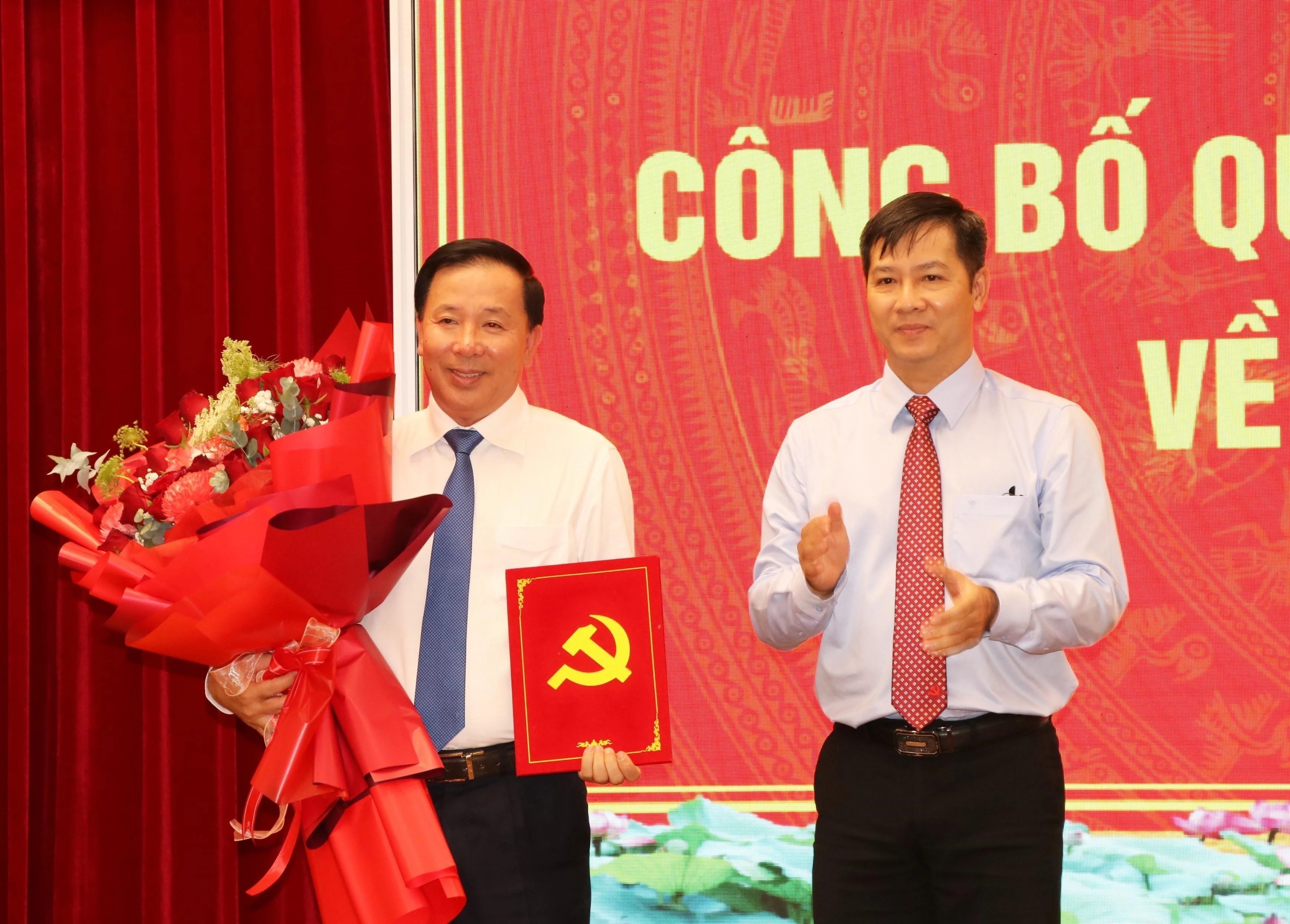 Nguyen Thanh Tam, miembro del Comité Central del Partido y subjefe de su Comisión de Organización, entregó la decisión sobre el nombramiento de Nguyen Van Ut. (Fuente: VNA)