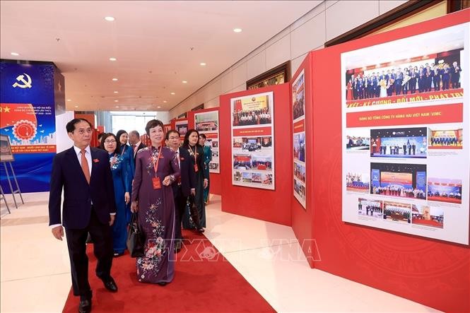 El viceprimer ministro Bui Thanh Son y delegados visitan una exposición fotográfica sobre los logros del Comité del Partido en el Gobierno (Foto: VNA)